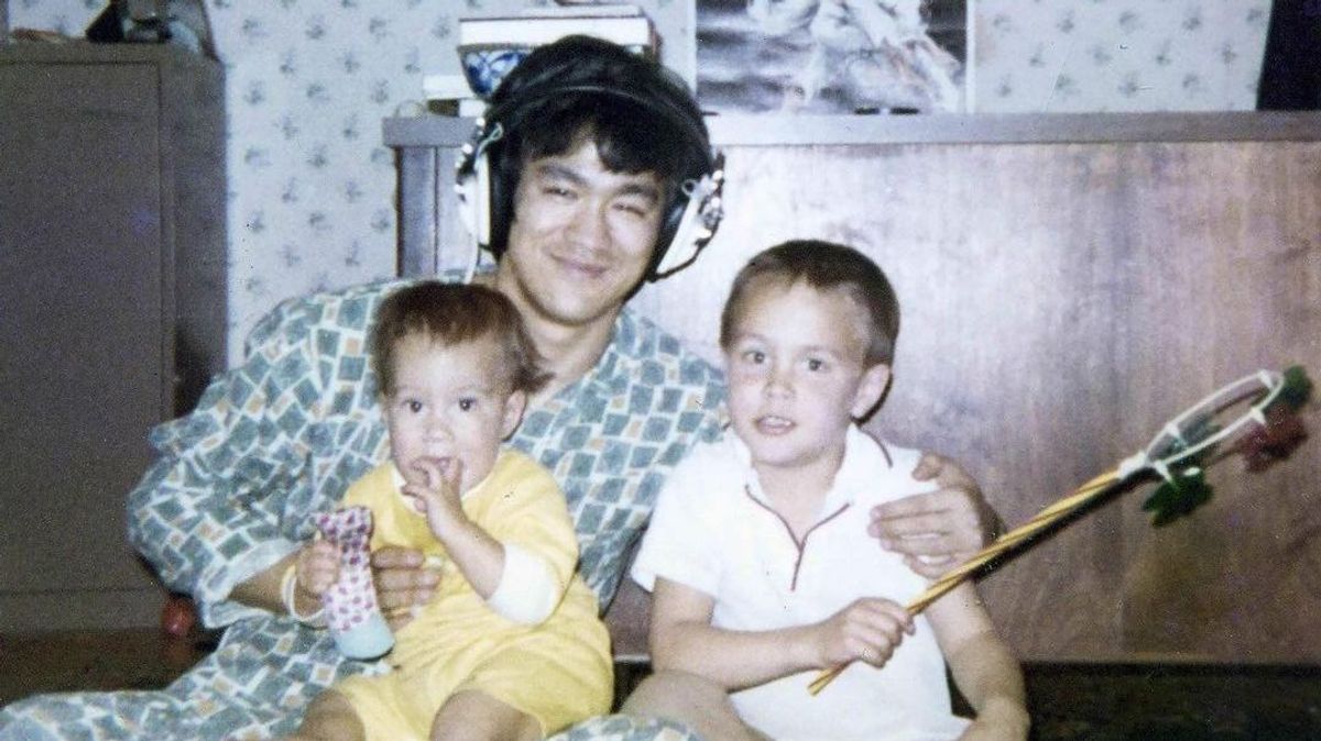 Bruce Lee con sus hijos, Shannon y Brandon