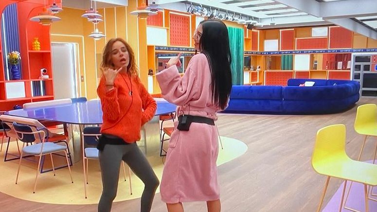 Carmen y Naomi bailan en la cocina