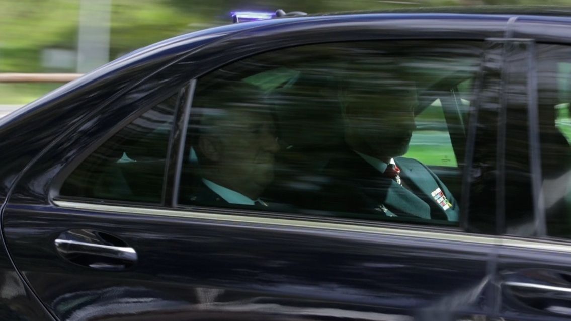 El rey Felipe VI, a su llegada a la celebración del cumpleaños de su madre