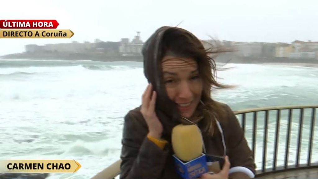 La reportera, en medio de la borrasca Ciarán: "Hay olas de 10 metros"