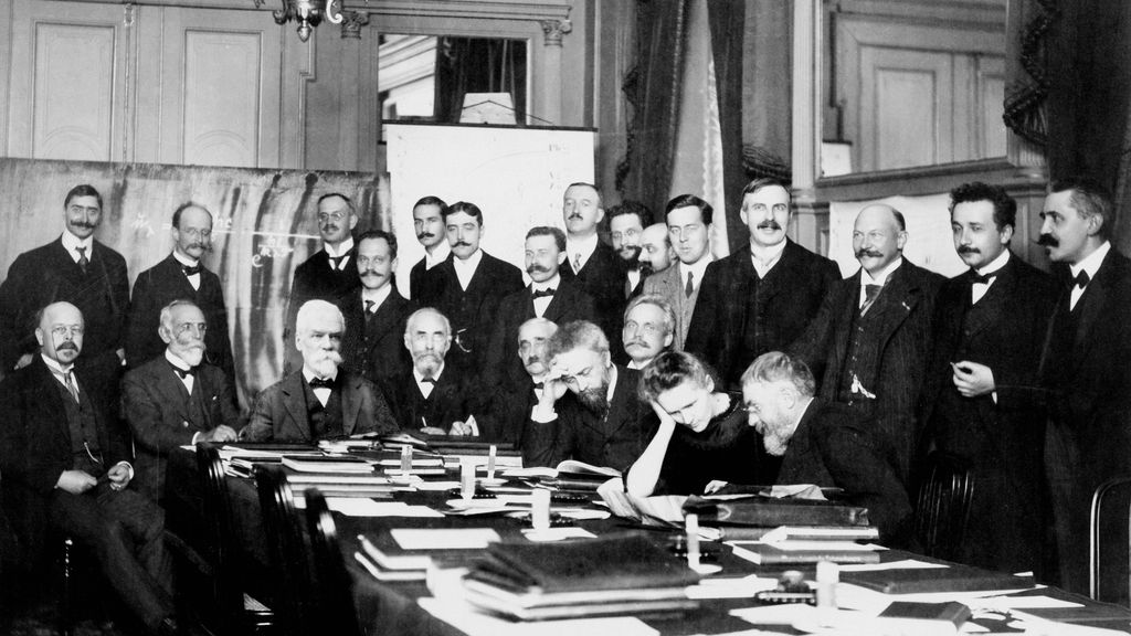 Primera Copnferencia Solvay (1911) en la que ya participaban unos jóvenes Eintein y Madame Curie, esta última acababa de ganar su segundo Nobel.