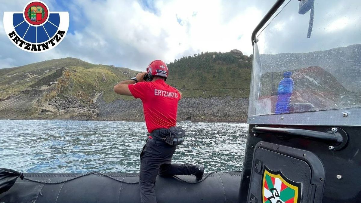 Un ertzaina inspecciona los acantilados de Jaizkibel