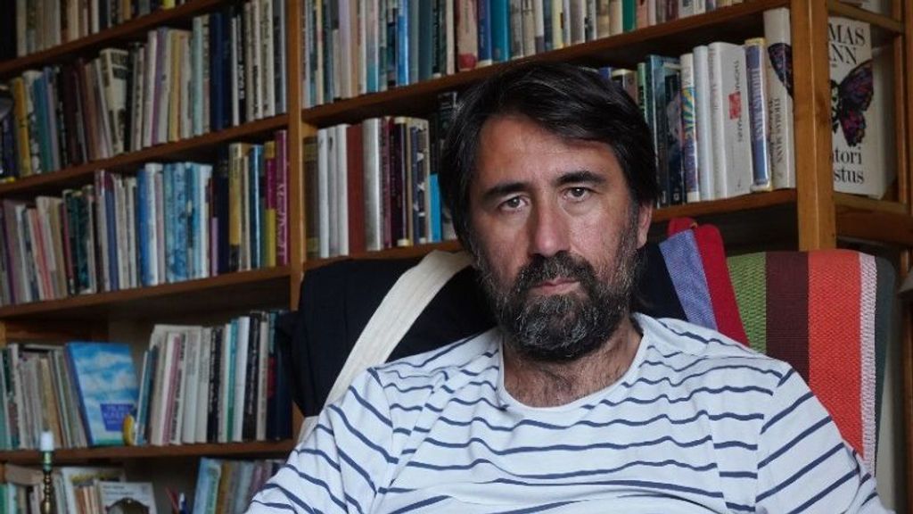 El ex profesor y escritor Ánjel María Fernández con los libros que sus alumnos probablemente nunca leerán.