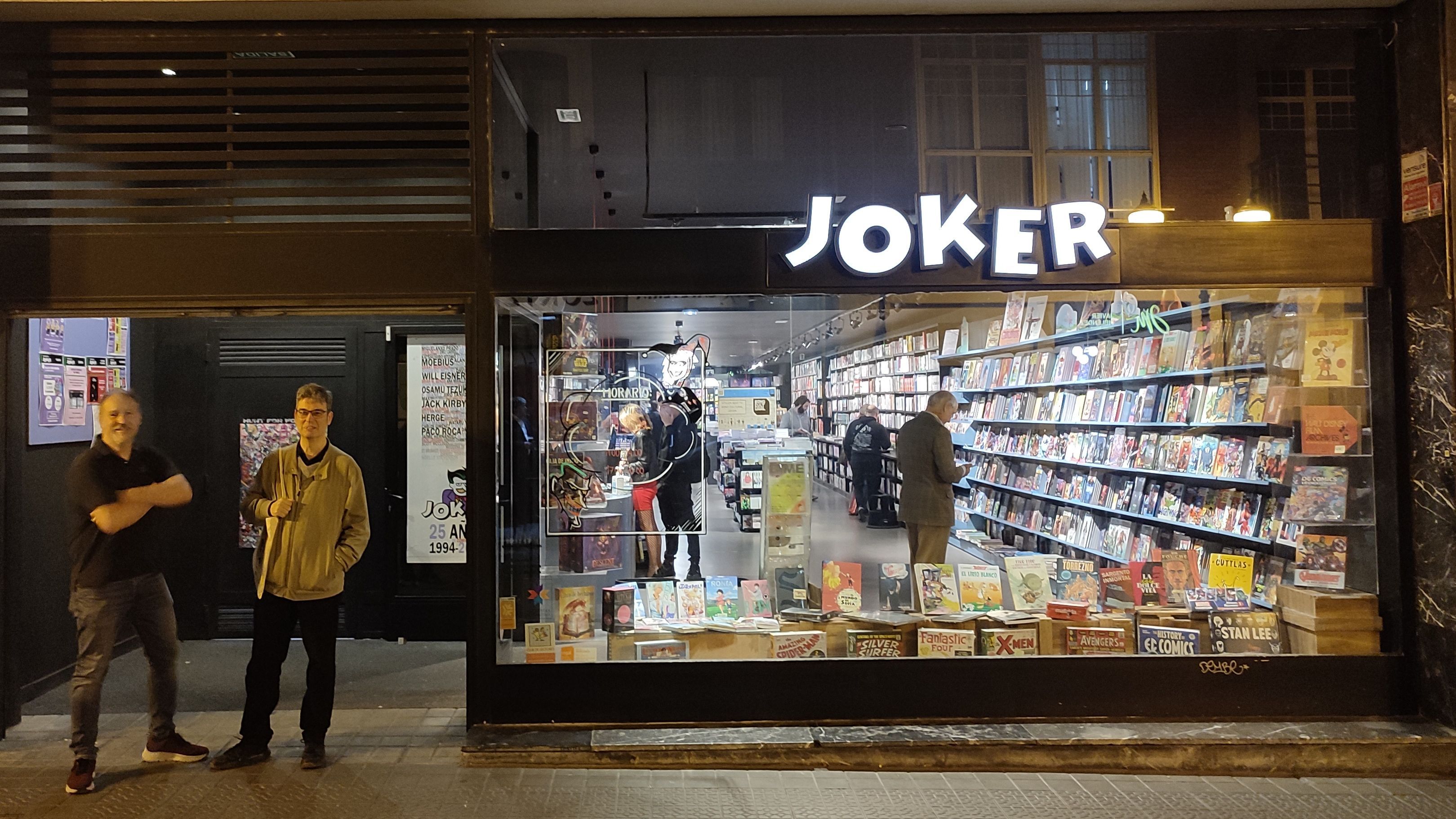 Fernando e Iñigo junto a su librería