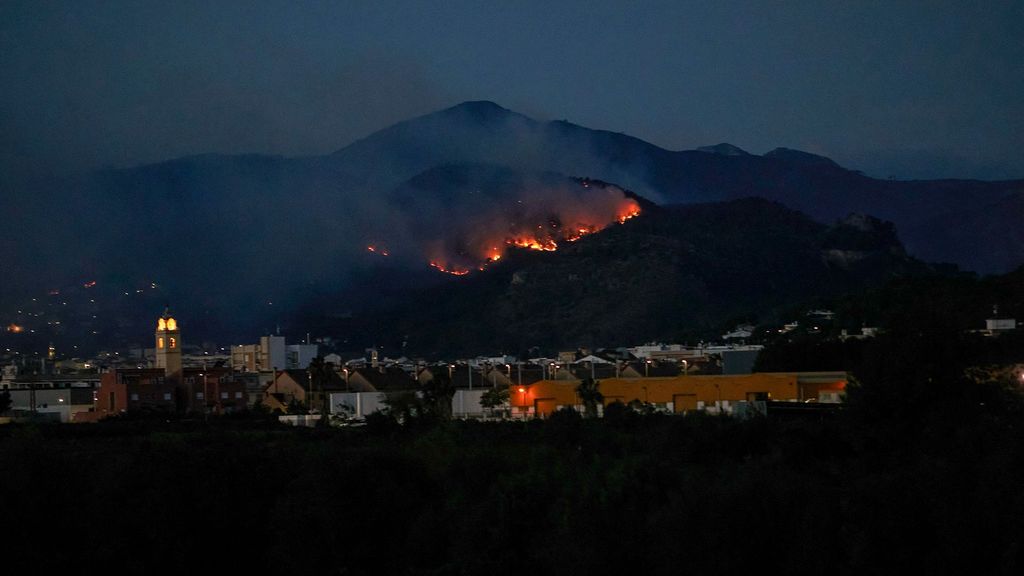 El incendio de Montitxelvo, en Valencia, arrasa más de 2.000 hectáreas y obliga a desalojar a 850 personas