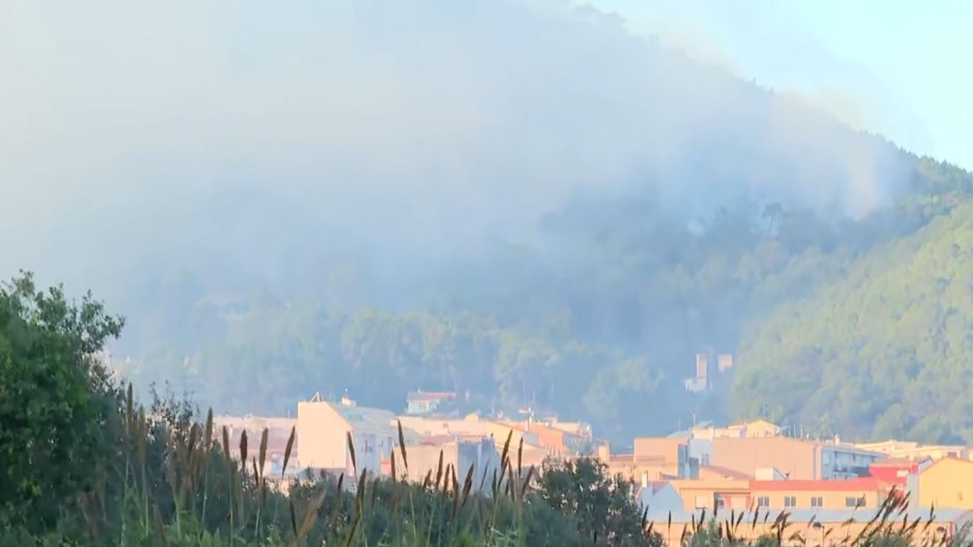 El incendio en el interior de la provincia de Valencia cerca varias localidades