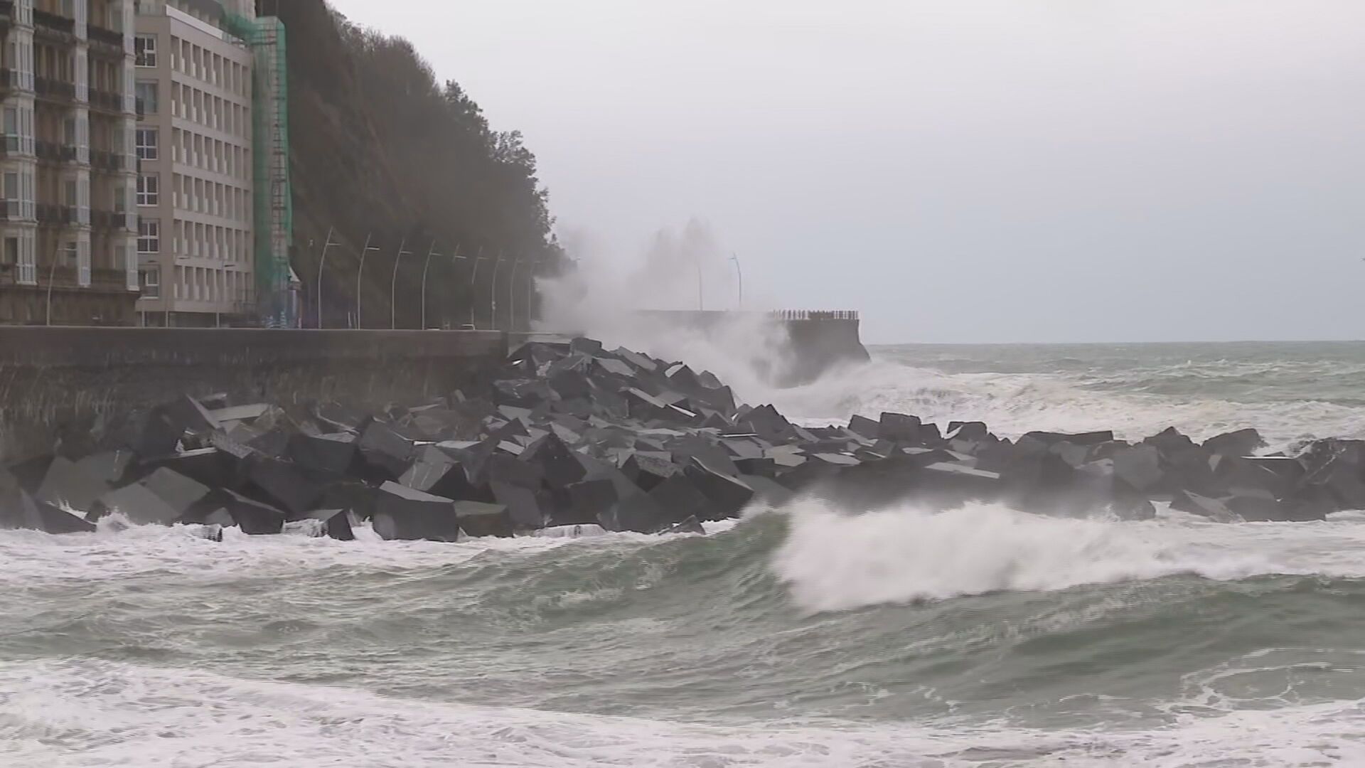 La borrasca Ciarán mantiene a toda la costa vasca en alerta roja por el impacto del oleaje y los fuertes vientos