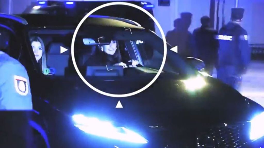 La reina Letizia conduciendo para que su hija pueda acudir a una fiesta de disfraces