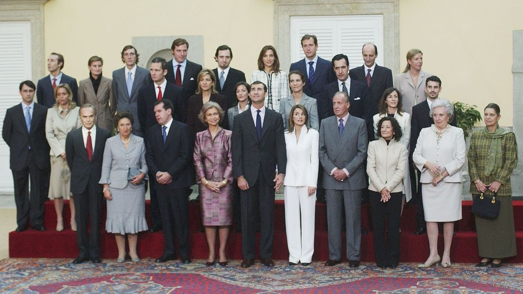 Los Borbón y los Ortiz posaron juntos tras la rueda de prensa concedida por los príncipes de Asturias