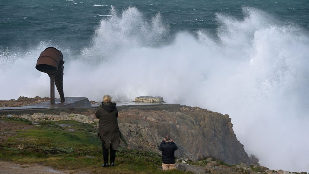 Los ciudadanos de A Coruña han disfrutado de una jornada de gran oleaje cerca de la Torre de Hércules