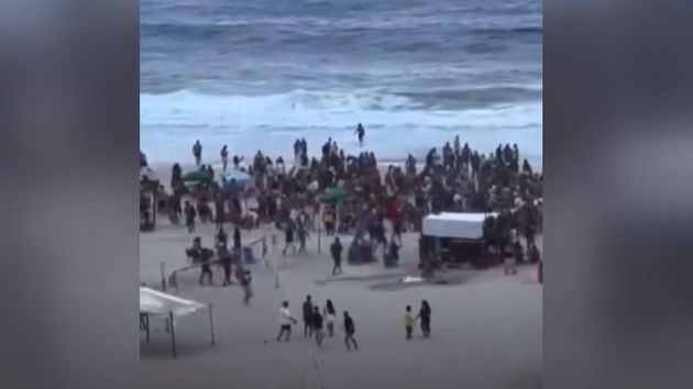 Batalla campal entre hinchas del Fluminense y Boca en la playa Copacabana de Río de Janeiro