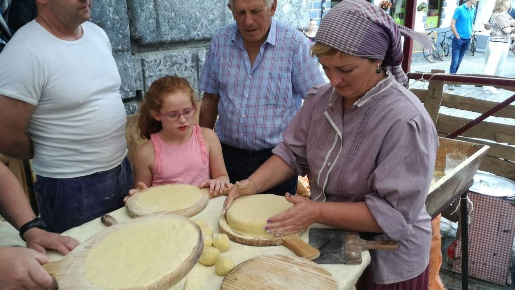 Una mujer vasca prepara talos durante una feria