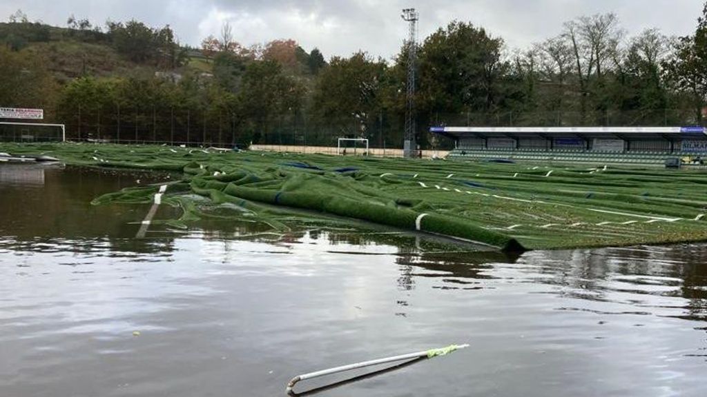 Campo de fútbol de Ponte Caldelas (Pontevedra) arrasado por una borrasca