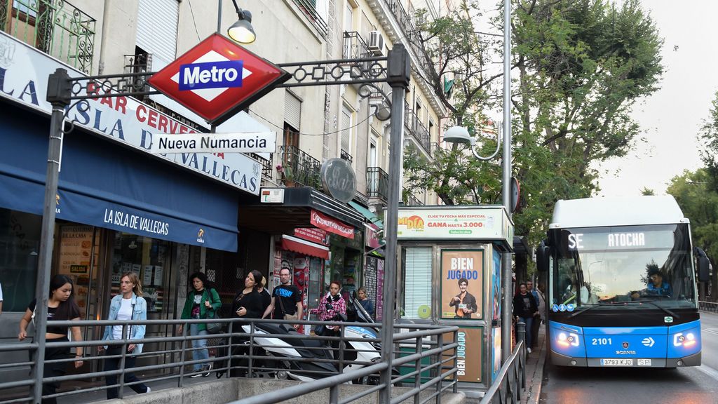 Entrada al Metro de Madrid y autobús