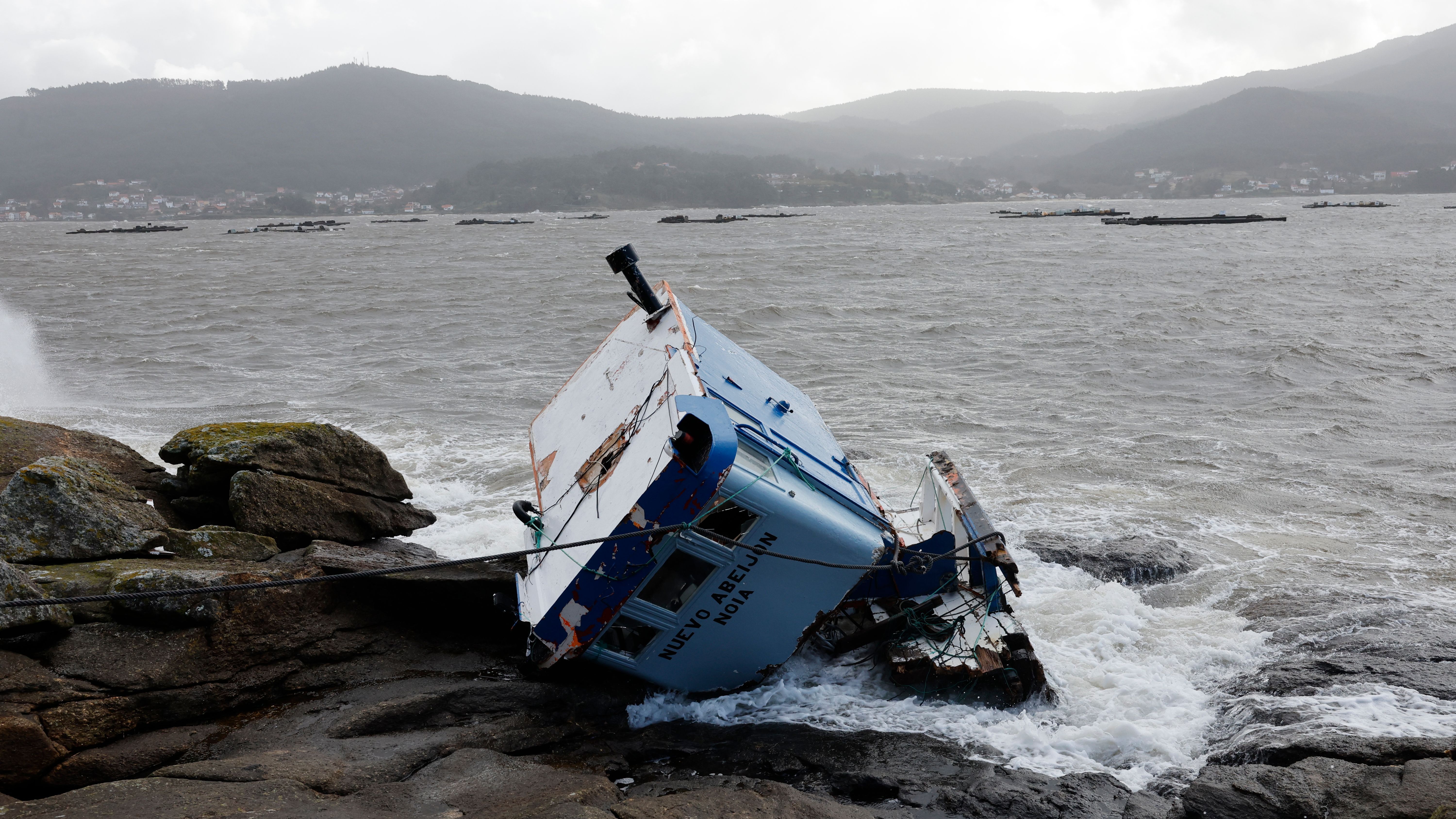 La borrasca Domingos arrastra los restos de pesquero hundido hace tres días en Muros