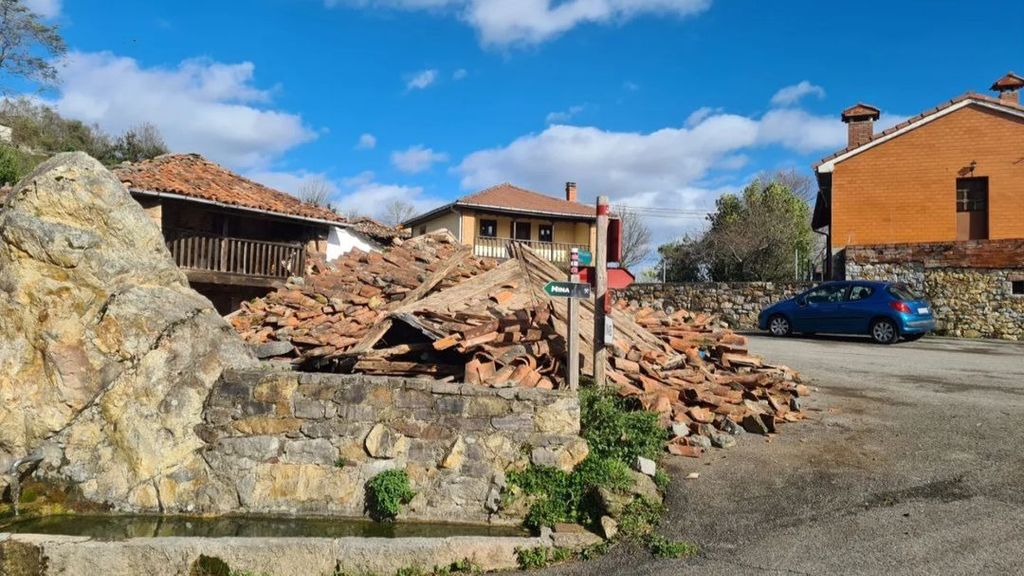 Las fuertes rachas de viento tumban un hórreo en Castañedo del Monte, Santo Adriano, Asturias