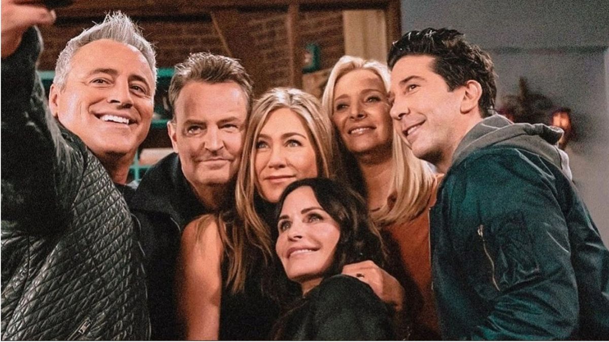 Los actores de 'Friends' dan el último adiós a Matthew Perry en un intimo y emotivo funeral