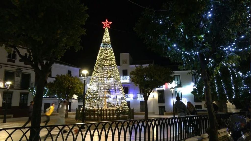 Ya se vive la Navidad en Estepa, Sevilla: una "de las primeras de Europa" que enciende su alumbrado