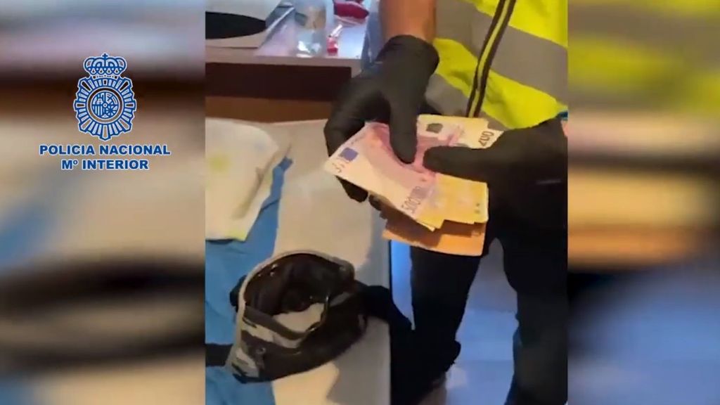 Fajo de billetes encontrados en una operación policial contra estafadores