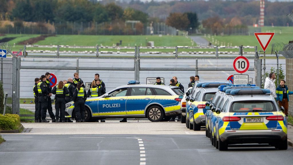 Policías en el aeropuerto de Hamburgo, donde un hombre ha irrumpido armado con su hija de cuatro años como rehen