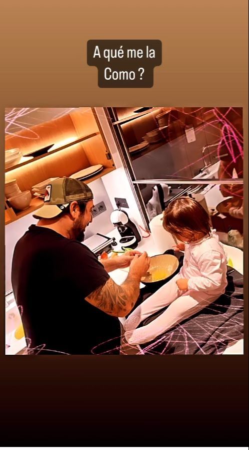 Antonio Orozco y su hija Antonella, cocinando juntos en su casa