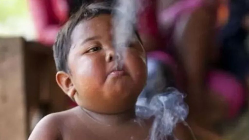 Ardi Rizal, el niño que se hizo viral por fumar 40 cigarrillos al día