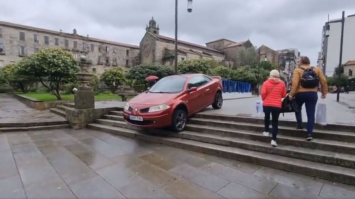 El sistema de navegación llevó a un conductor a encajar su coche en las escaleras de la Ferrería