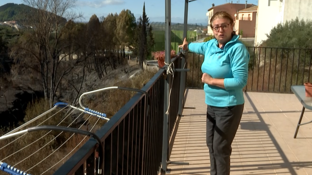 Isabel en la terraza de su casa donde las llamas se quedaron a las puertas