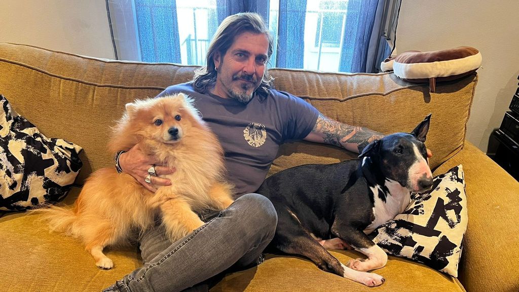 Isidro Sanabria se reencuentra con sus perros 'Lola' y 'León' tras lograr su custodia compartida: "Ha sido como si me hubieran visto ayer mismo"