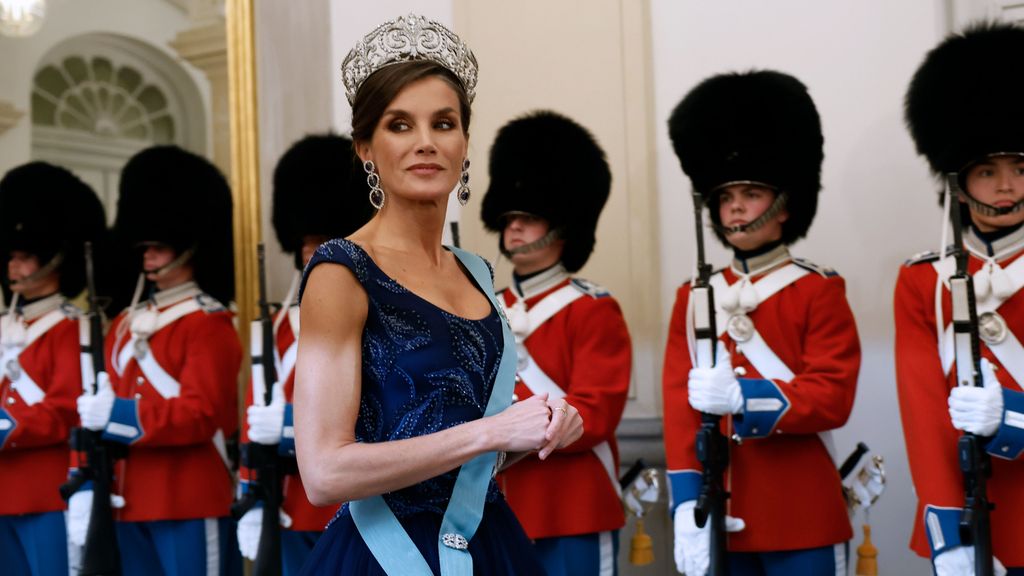 La reina Letizia deslumbra en la cena de gala en Dinamarca con imponentes joyas y un vestido reciclado