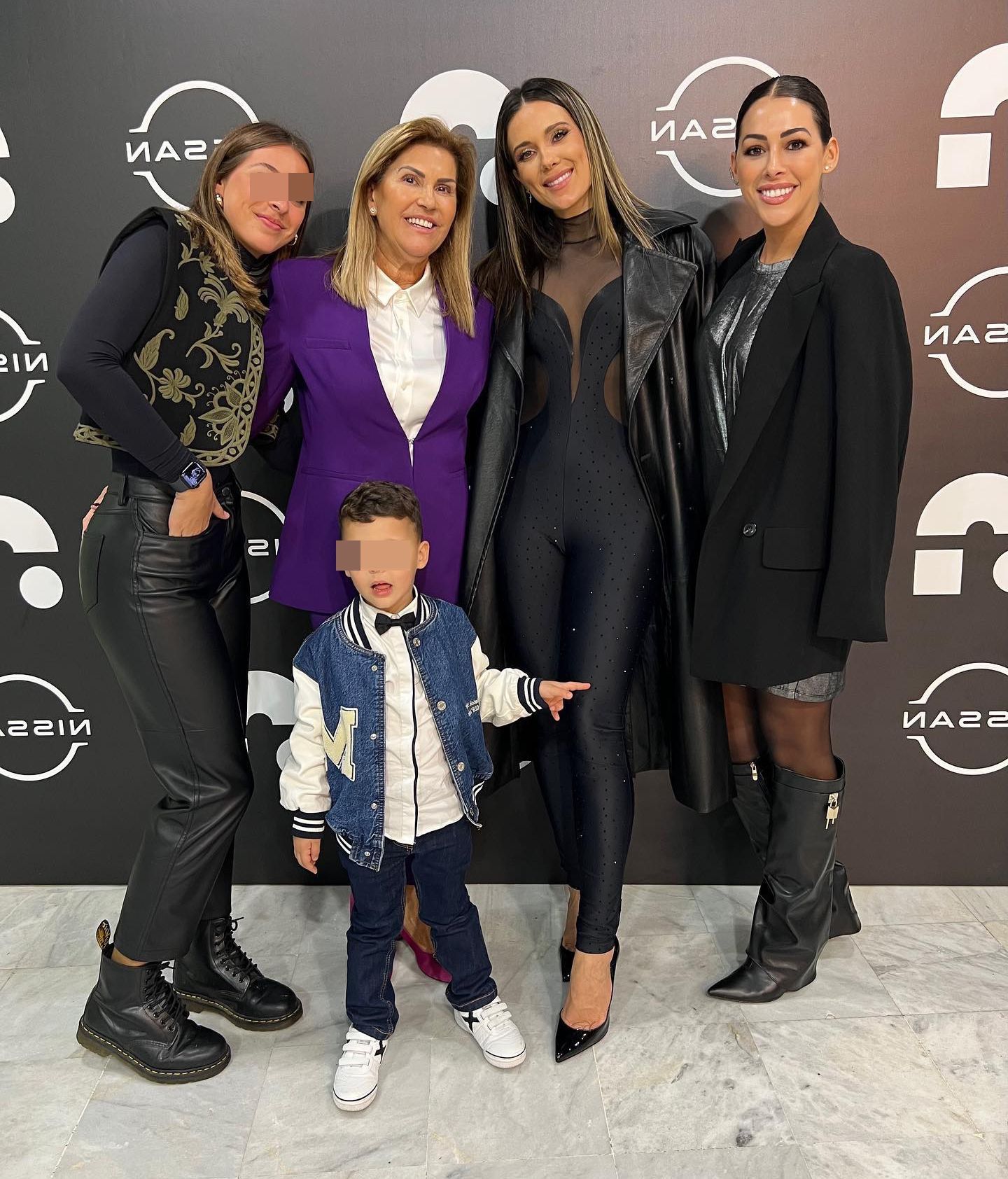 Lorena Gómez, acompañada por la familia Ramos en Sevilla