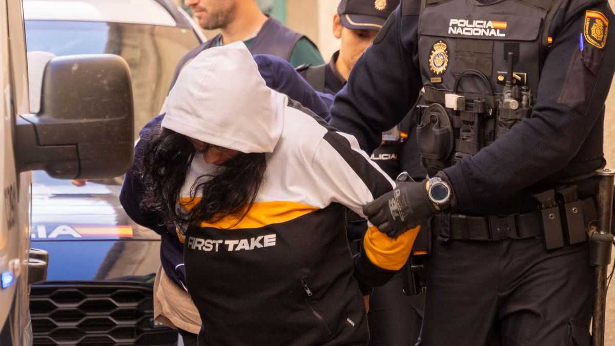 Momento en el que agentes de la Policía Nacional trasladan al juzgado a la madre de la bebé encontrada muerta en Manacor