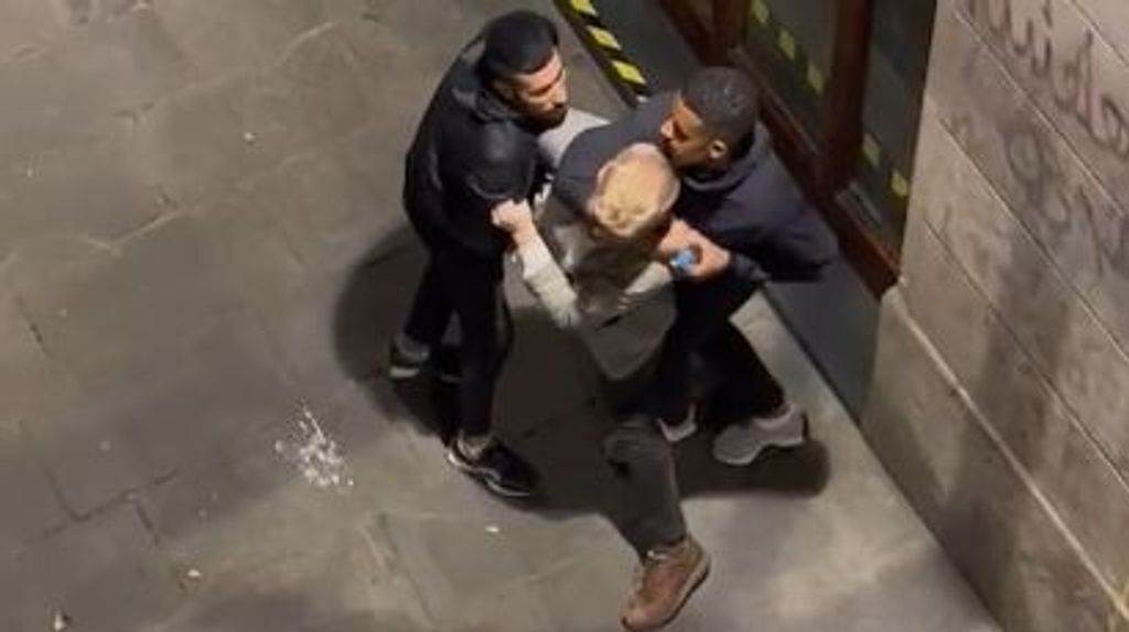 El violento robo con la técnica del 'mataleón' en Barcelona: dos detenidos por asaltar a un hombre de madrugada