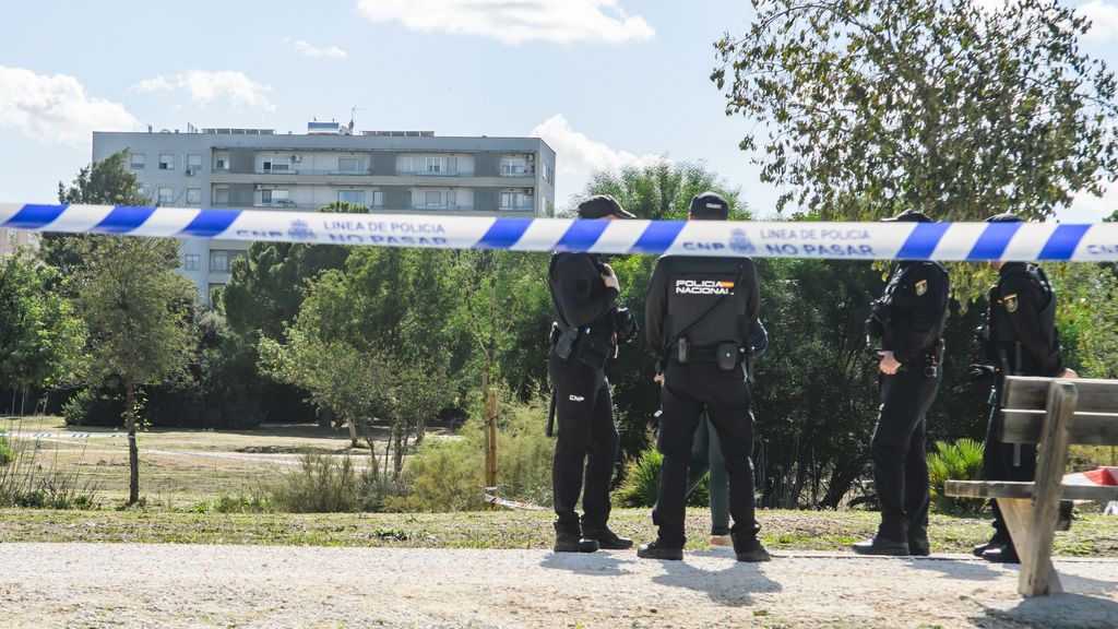 Agentes de la Policía Nacional cerca del lugar donde una persona que paseaba junto a la Laguna del Parque del Tamarguillo de Sevilla ha encontrado un cadáver