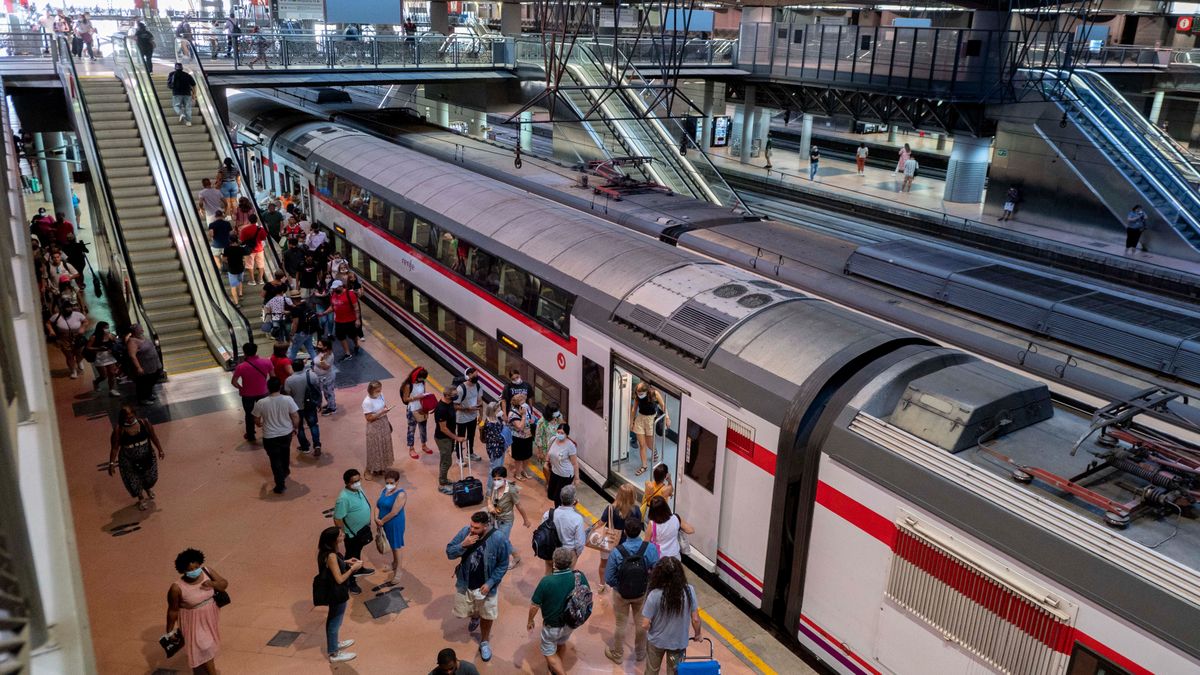 Imagen de archivo de un tren de Renfe en la estación madrileña de Atocha