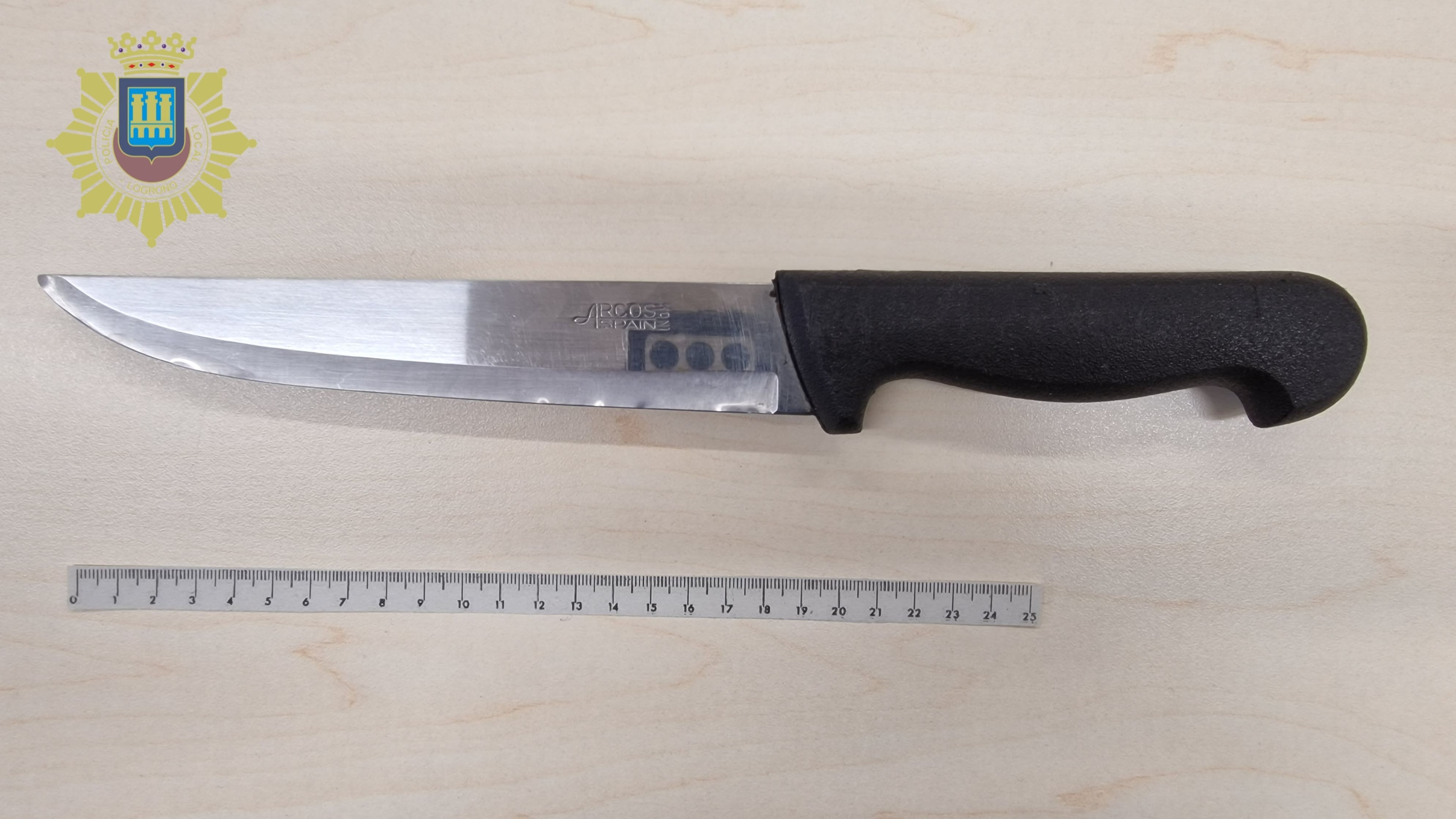 Imagen del cuchillo requisado al hombre, denunciado por su implicación en una pelea y por un presunto delito de abandono de familia