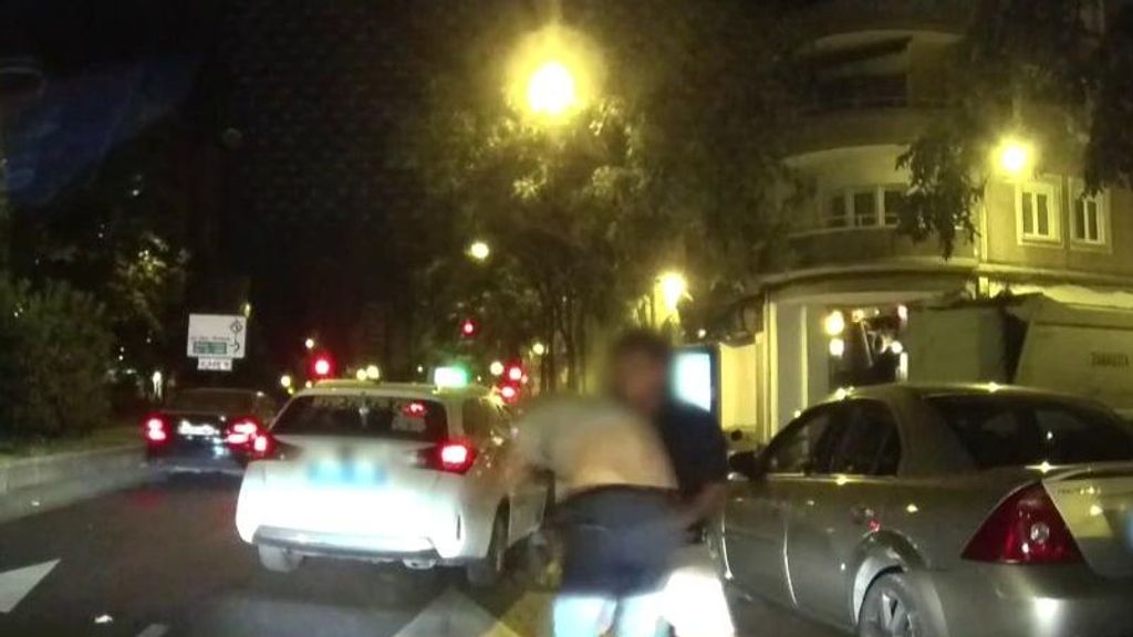 Imágenes tremendas de un nuevo caso de violencia a un taxista: "Ha podido estar en riesgo su vida"
