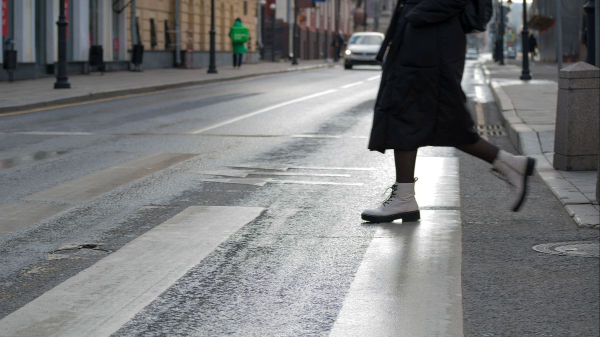 Las normas de la DGT para los peatones: andar por el centro de la acera o caminar de cara a los coche