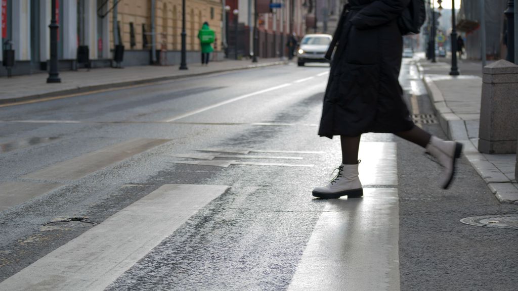 Las normas de la DGT para los peatones: andar por el centro de la acera o caminar de cara a los coche