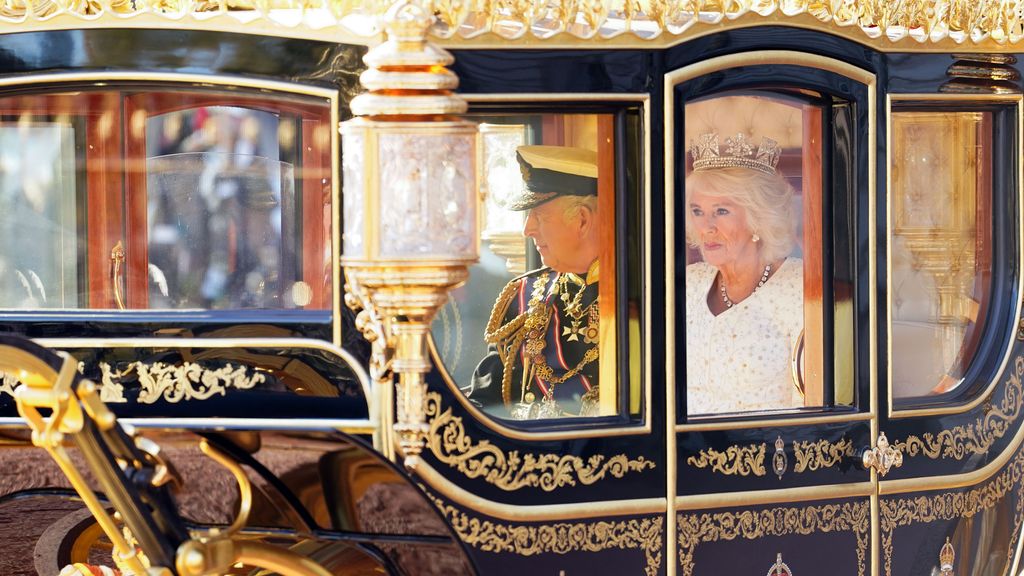 Los reyes han llegado a Westminster sobre un carruaje de oro