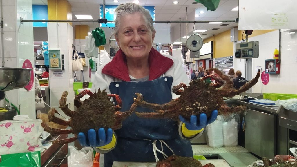 Luci Cordero, pescadera del mercado del Calvario de Vigo, posa con unas centollas