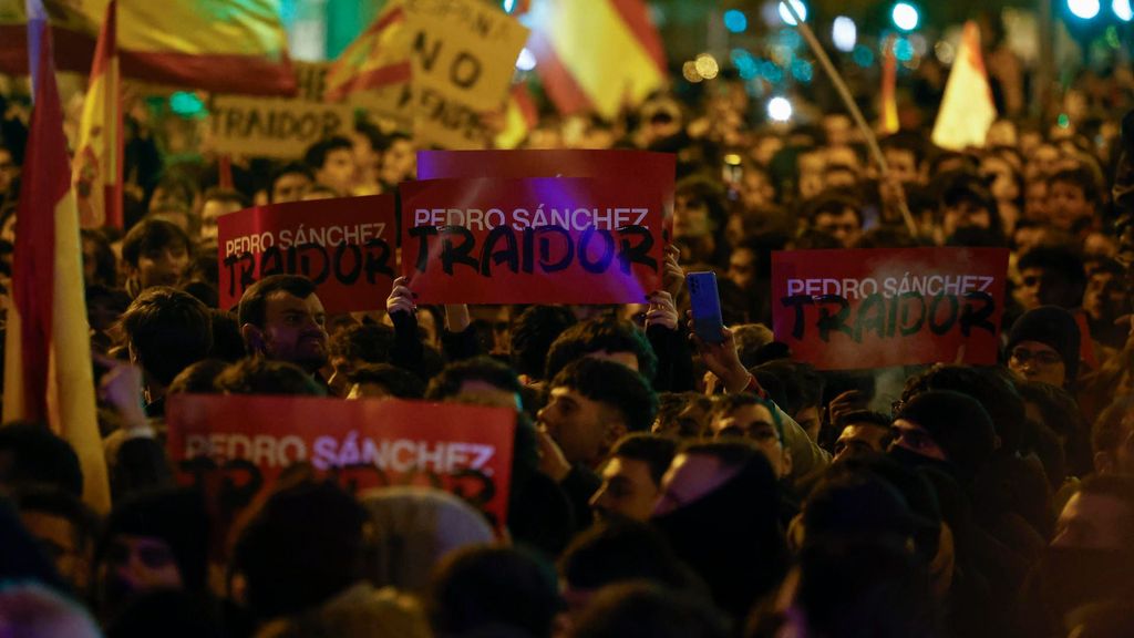 Quinto día de protestas contra la amnistía en Madrid que ha llevado a los manifestantes a rodear el Congreso