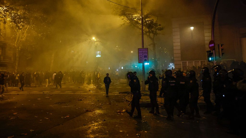 Segunda noche de cargas policiales durante la manifestación contra la amnistía frente a la sede del PSOE en Madrid