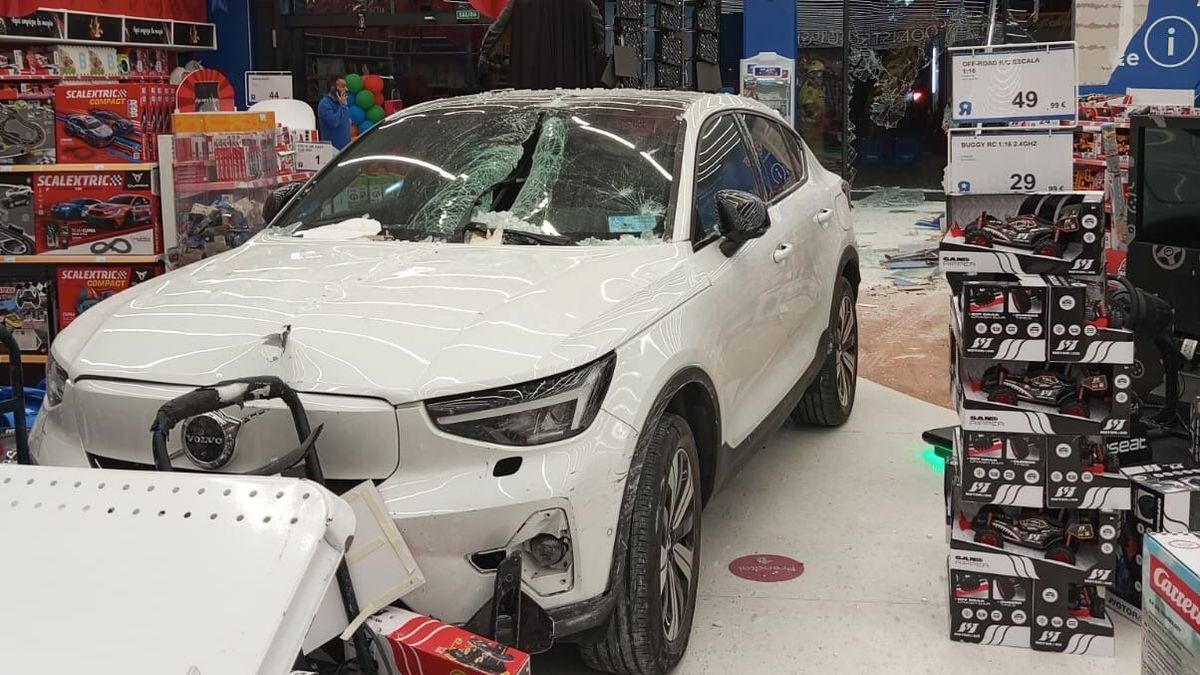 Un coche se empotra contra el escaparate de una tienda juguetes en Alcorcón y atropella a un cliente