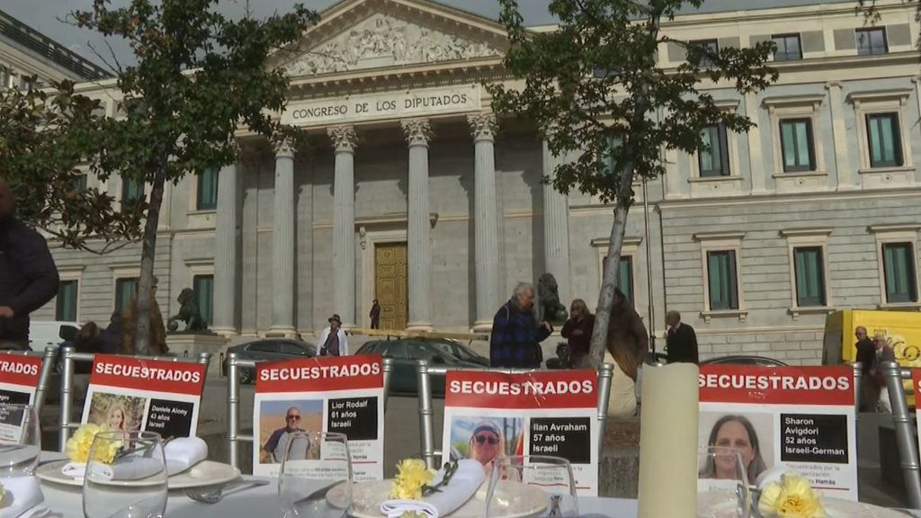 Una mesa con 241 sillas vacías para pedir ante el Congreso la liberación de los secuestrados por Hamás