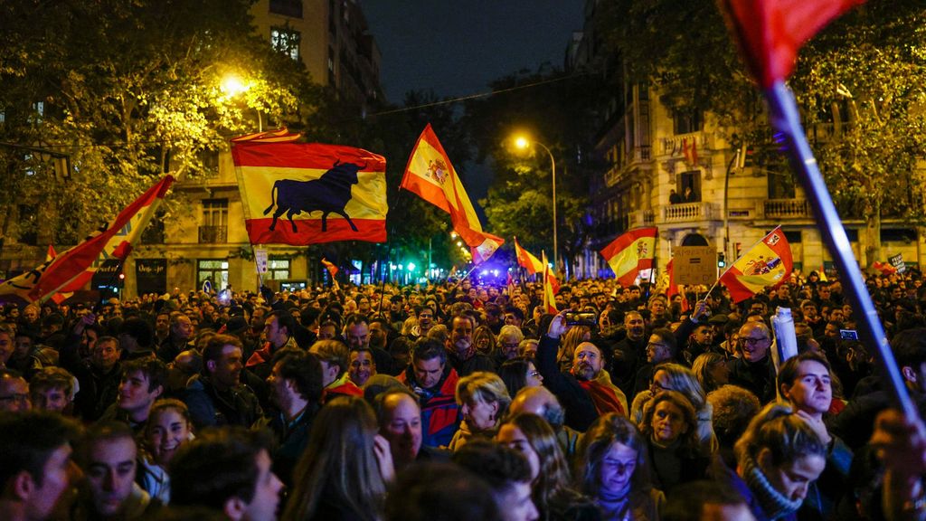 Cánticos contra el PP y Feijóo en la manifestación de Ferraz