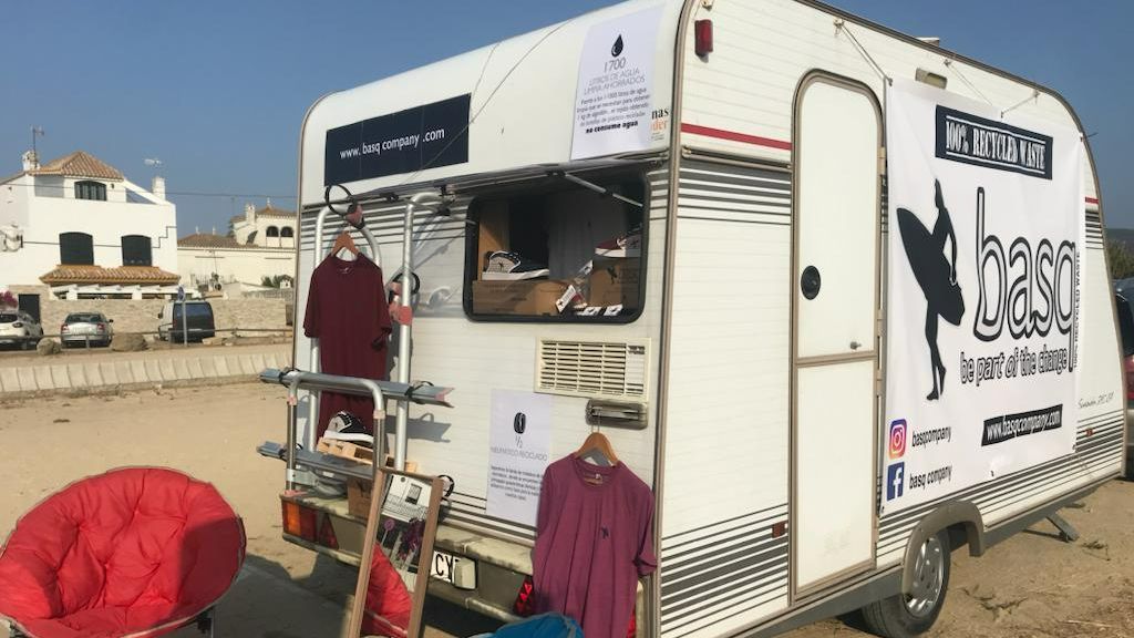 Aitor Álvarez empezó con la venta ambulante de sus zapatillas en su propia caravana
