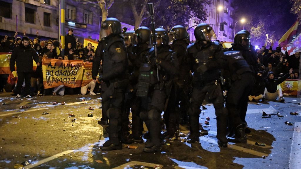 Batalla campal en Ferraz durante las protestas contra Pedro Sánchez y la amnistía