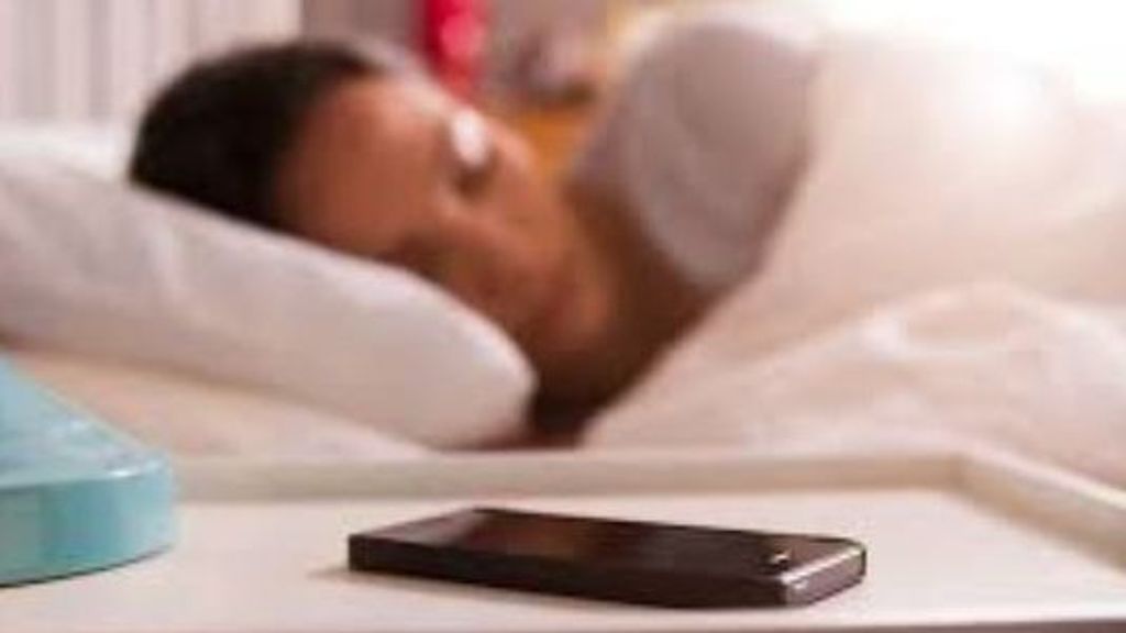 "No hay ningún problema en dormir con el  telefóno al lado de la mesilla o con el wifi encendido"