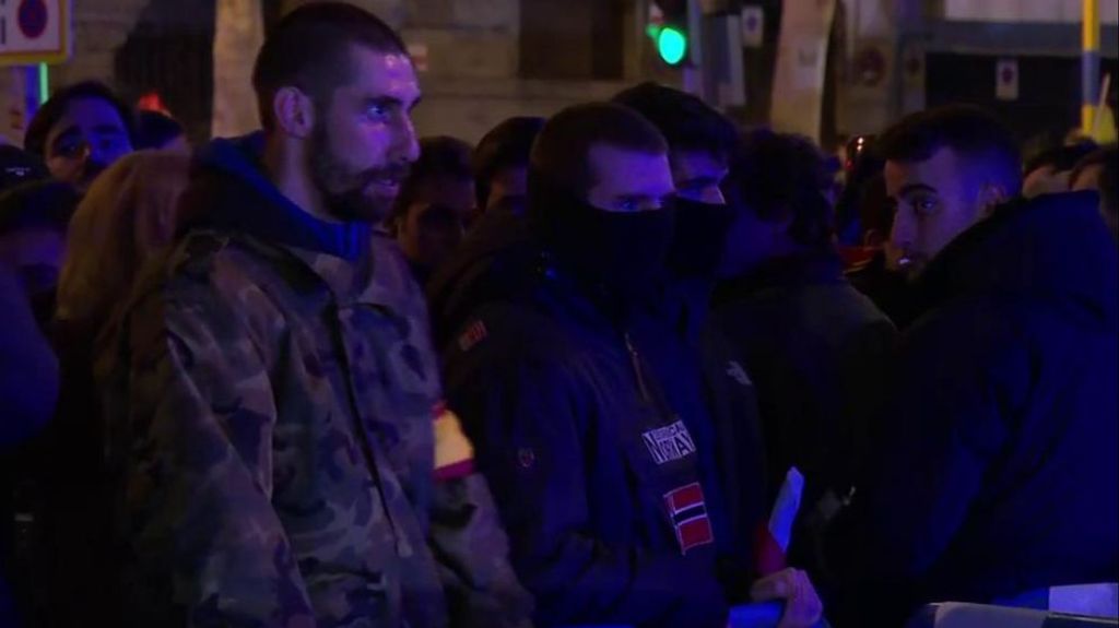 Encapuchados en la manifestación de Ferraz